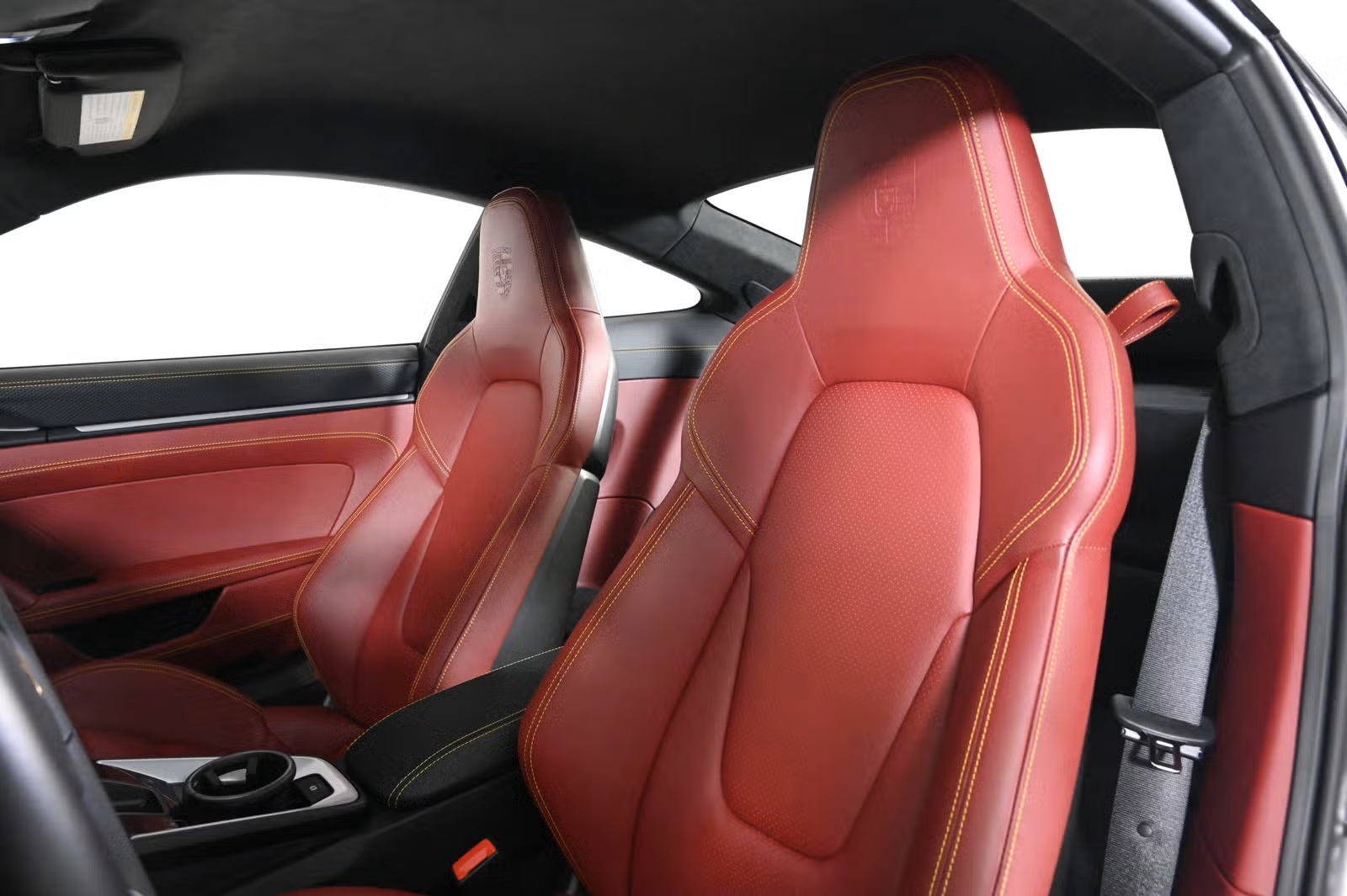 Front seats with embossed Porsche crest on headrests